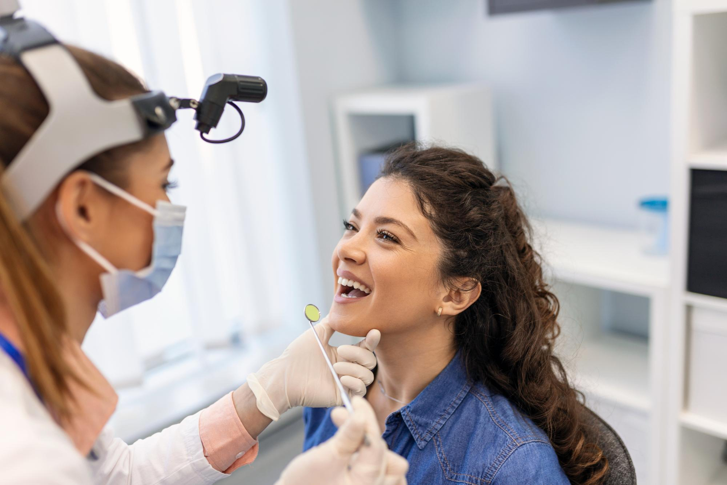 Paciente sonriendo durante consulta dental